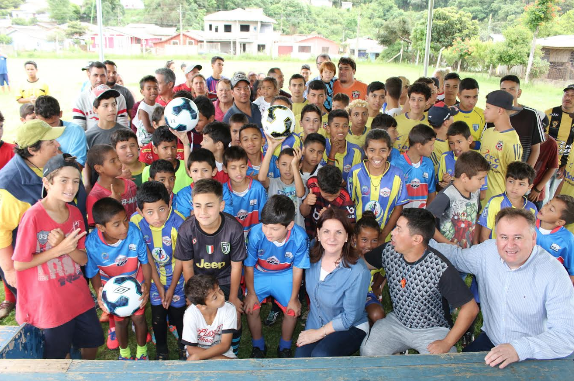 Carmen Zanotto entrega materiais esportivos para escolinhas de futebol
