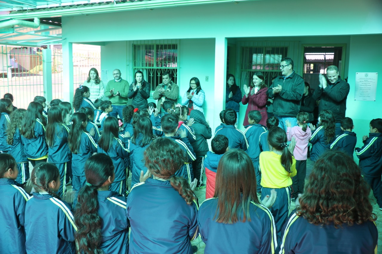 Carmen Zanotto entrega notebooks para escolas de São José do Cerrito