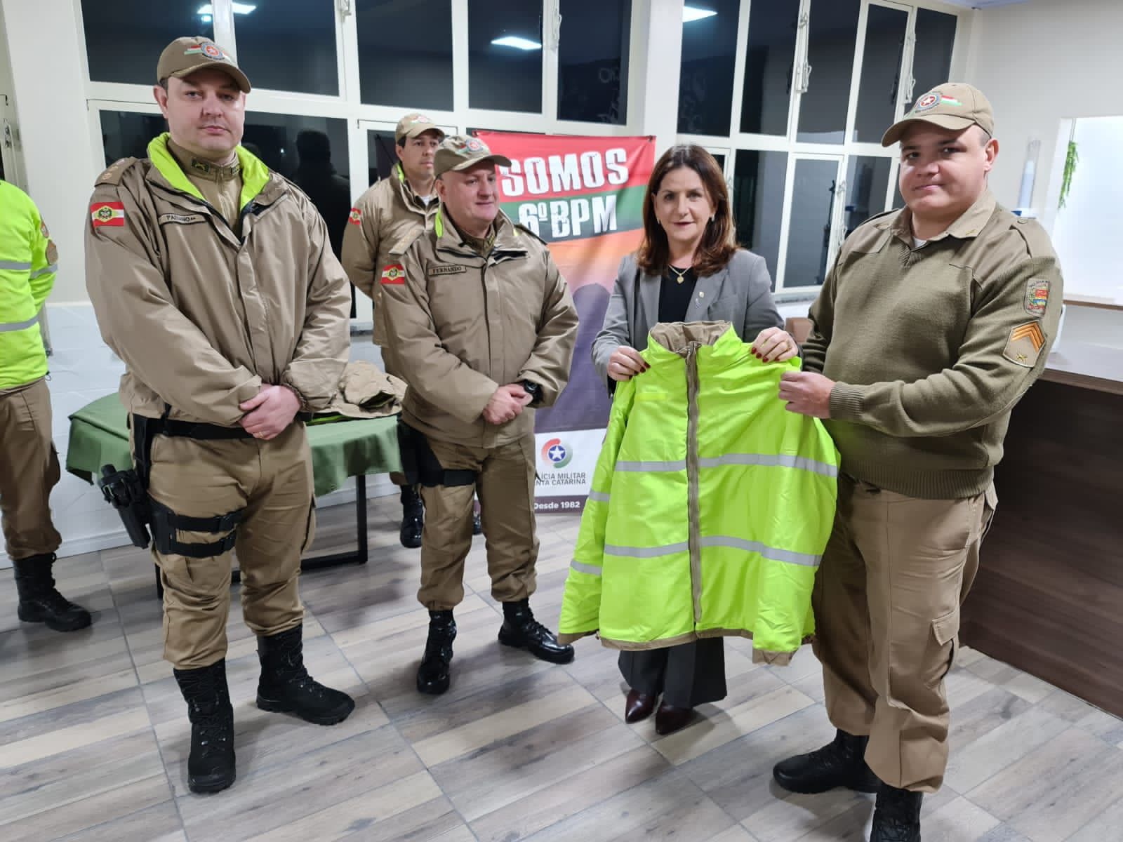 Carmen Zanotto entrega casacos de inverno para a PM de Lages