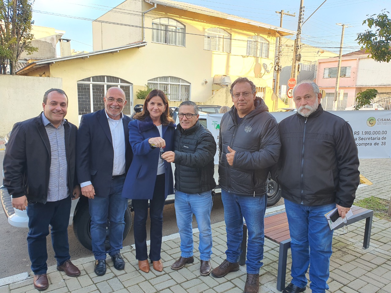 Carmen Zanotto entrega veículos para a agricultura dos municípios da Amures